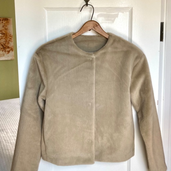 BNT  Uniqlo beige smooth yarn fleece fur collarless jacket XXS / XS - Picture 3 of 4